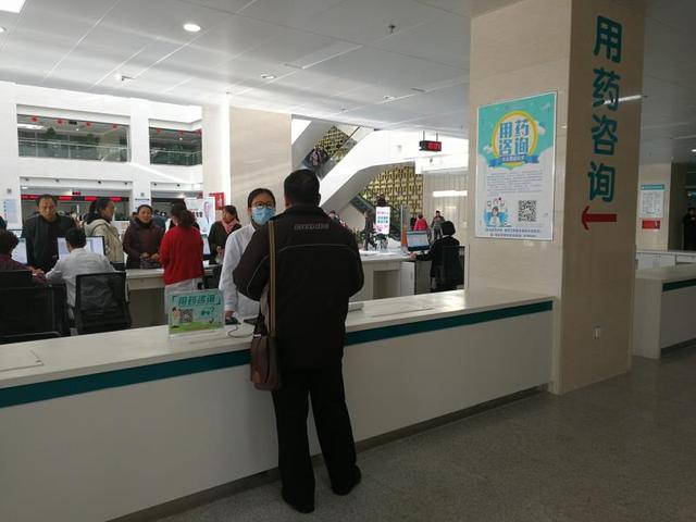 药学门诊在巴彦淖尔市医院开诊，为就医群众提供用药指导