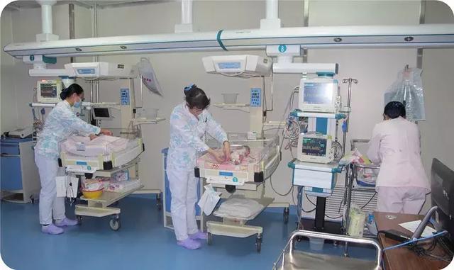 最小“迷你”宝宝在巴彦淖尔市医院出生并成功搭建生命通道