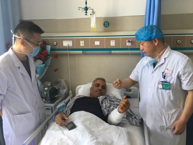 这个不会说中文的土耳其“歪果仁”在市医院怎么看的病？