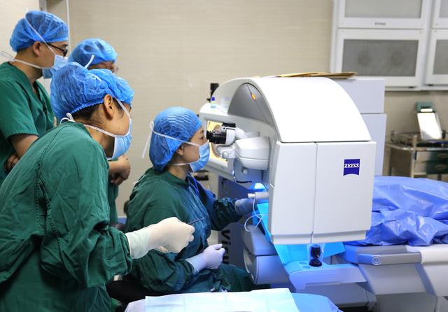 巴彦淖尔市医院首批8例全飞秒smile近视眼手术成功完成