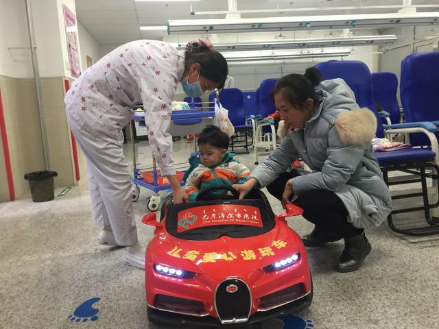 巴彦淖尔市医院儿童医院“共享专车”让患儿边玩儿边看病